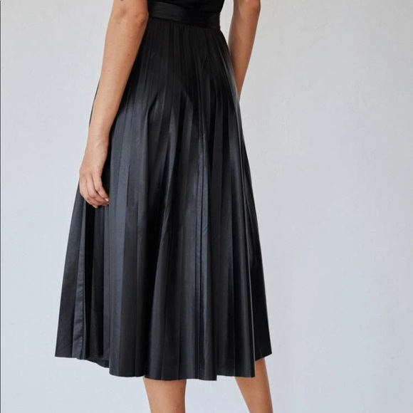 Pleated  vegan leather midi skirt black - Picture 3 of 4